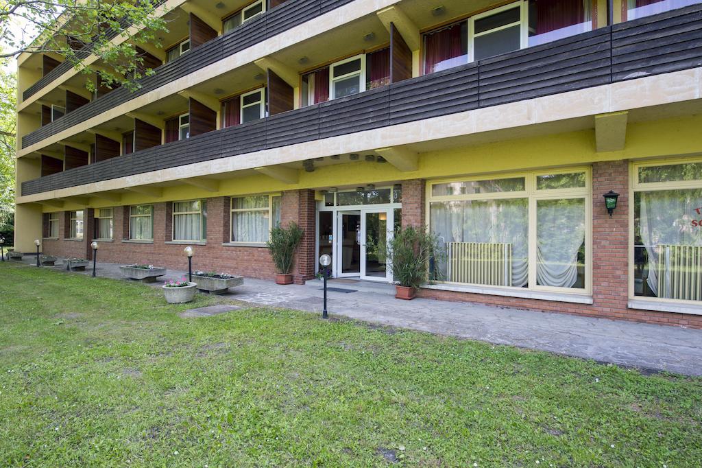 Familia Hotel Balatonboglár Extérieur photo
