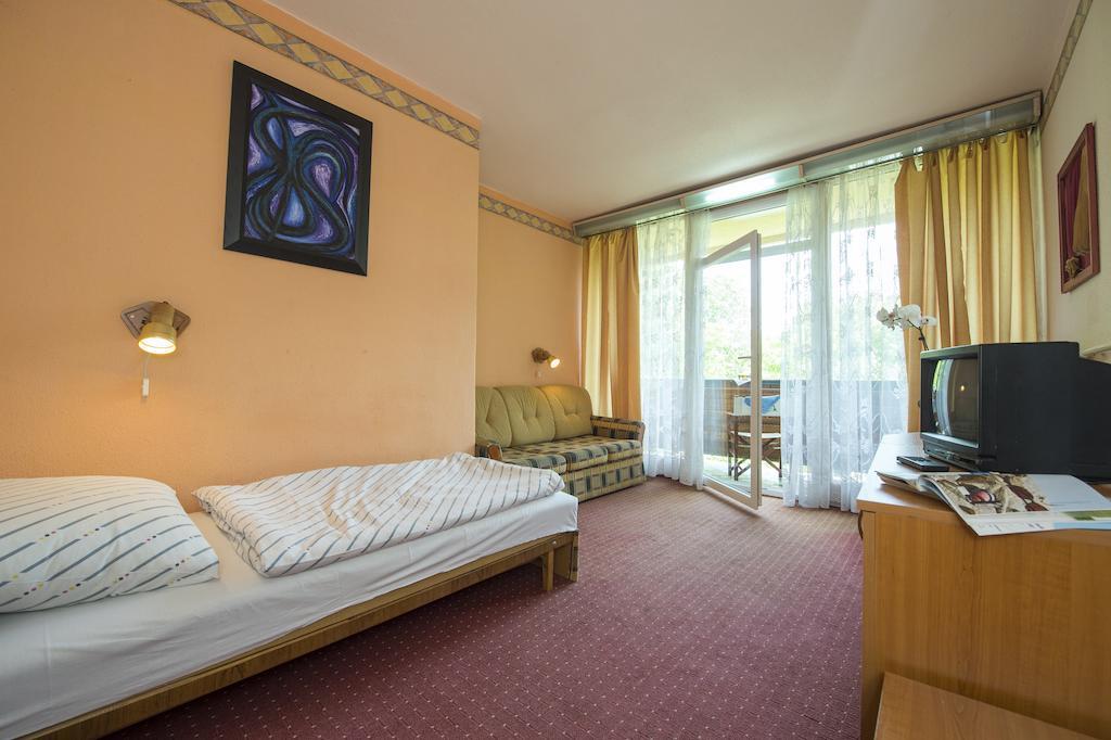 Familia Hotel Balatonboglár Extérieur photo