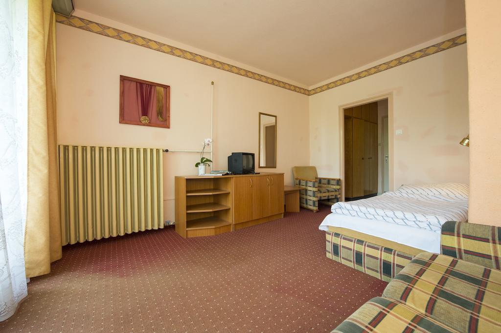 Familia Hotel Balatonboglár Extérieur photo